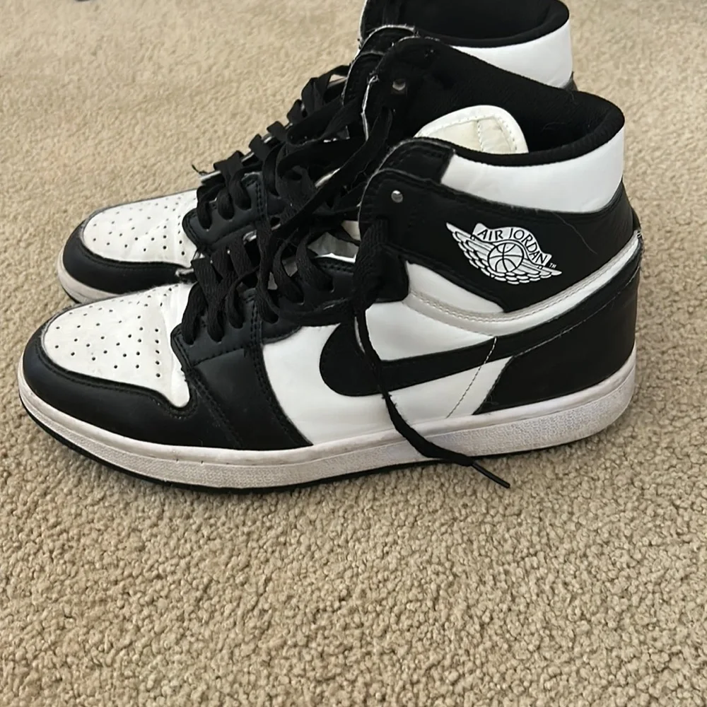 Black and white Jordan 1 - Picture 3 of 5